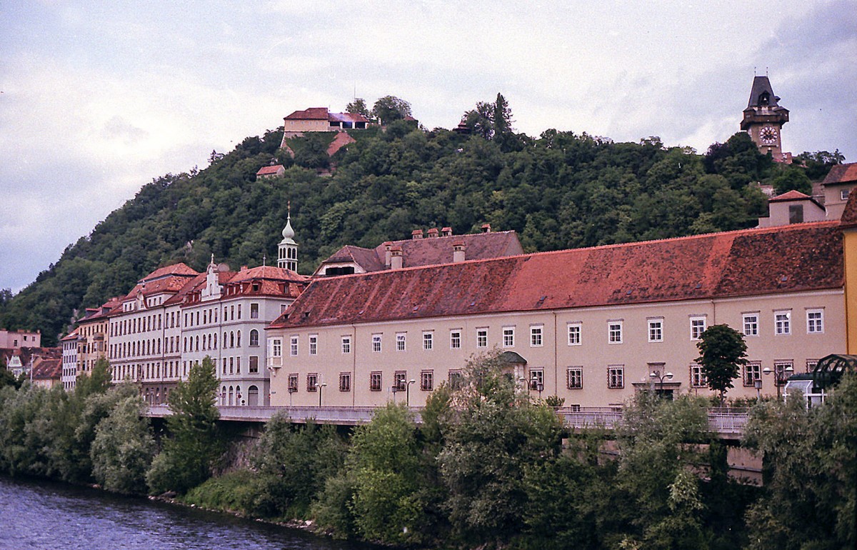 Grazer Schlossberg mit dem Uhrturm. Im Vordergrund der Marburger Kai. Aufnahme: Juli 1984 (digitalisiertes Negativfoto).