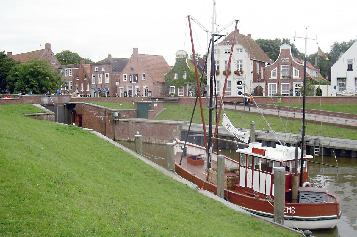 Greetsieler Hafen (Ostfriesland). Aufnahme: August 2005.