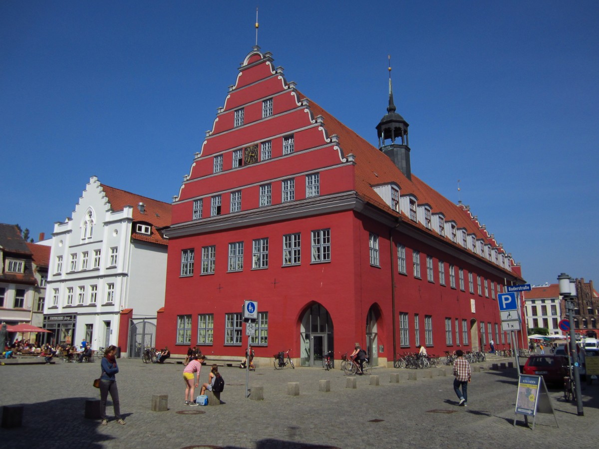 Greifswalder Rathaus am Markt, erbaut ab 1250, nach Brand Neubau 1738, barocke Giebelseiten und Dachreiter (22.05.2012) 