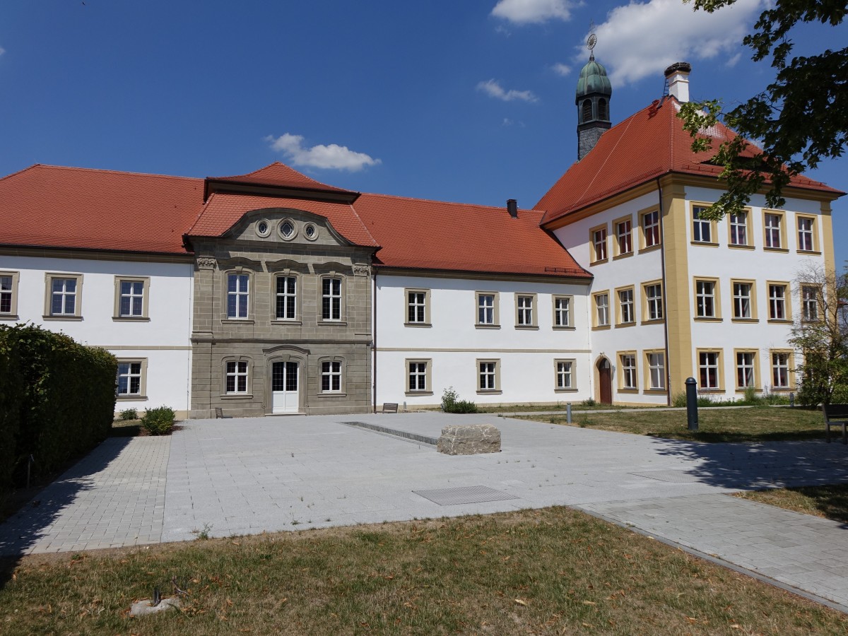 Gremsdorf, ehem. Amtsschloss des Kloster Michelsberg in Bamberg, Mittelbau von 1743 durch Konrad Fink, neubarocke stliche Erweiterung von 1906 (02.08.2015)