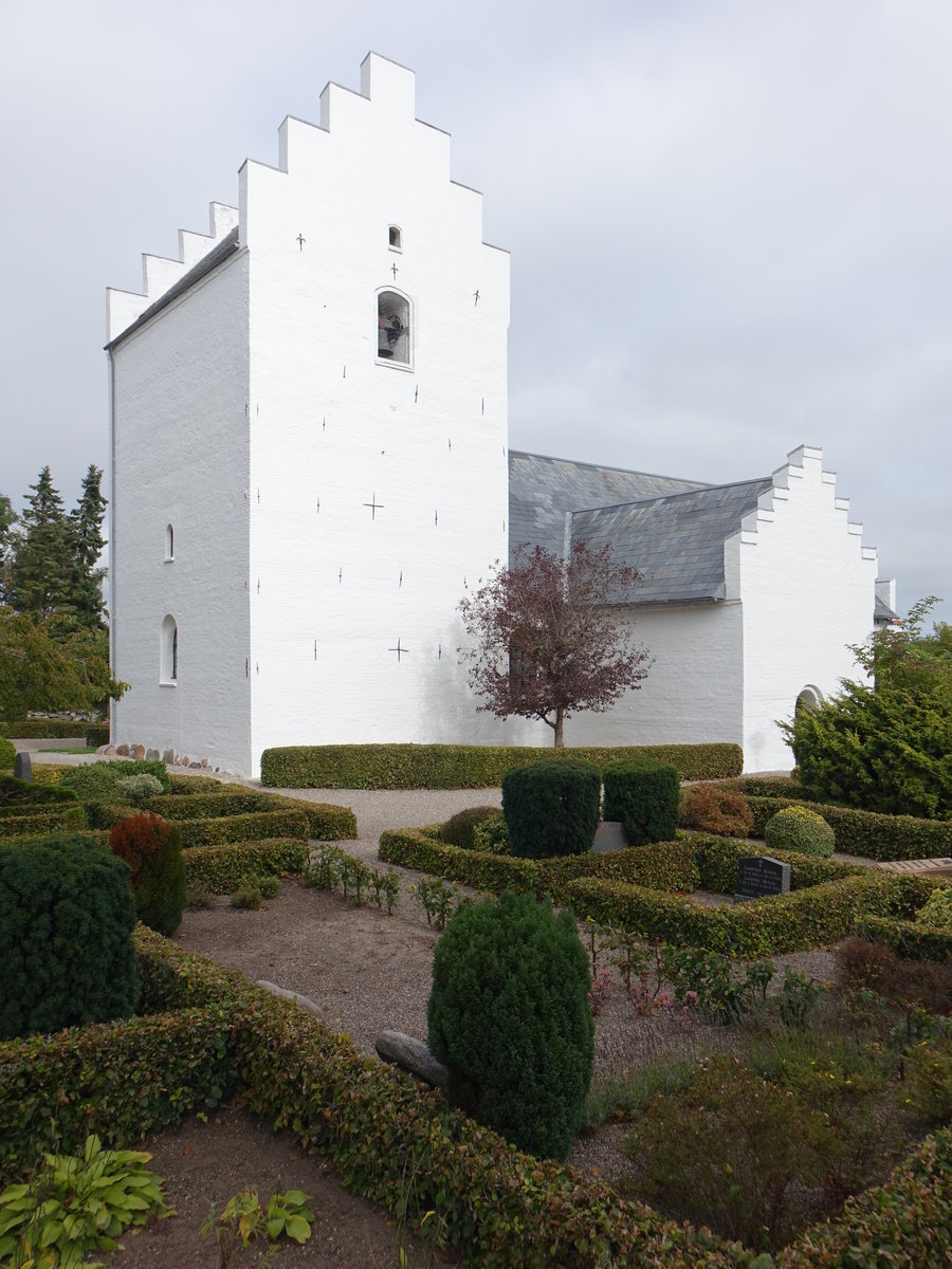 Grenaa-Vejlby, evangelische Dorfkirche, erbaut im 13. Jahrhundert aus Kreidesteinen (21.09.2020)