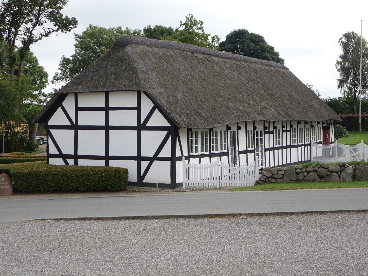 Grenaa-Vejlby, Kirchgemeindehaus aus Fachwerk am Kirchplatz (21.09.2020)