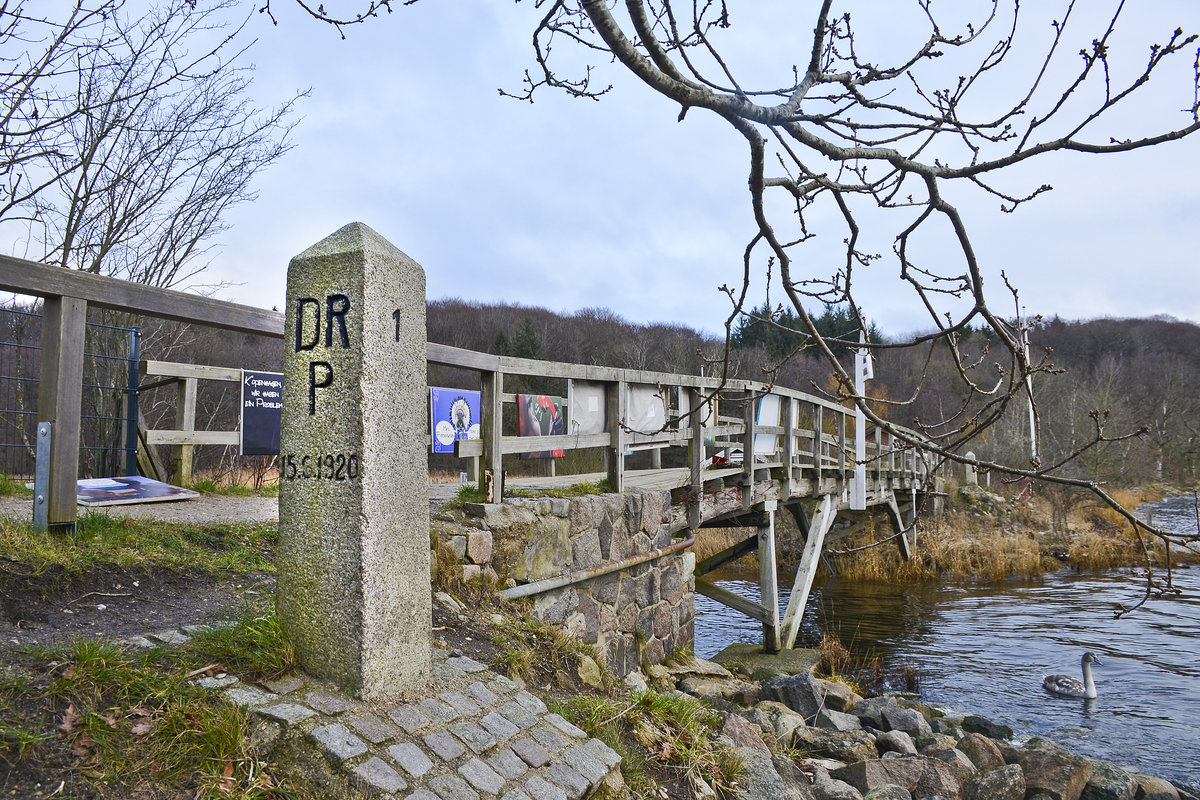 Grenzstein Nummer 1 an der deutsch-dnischen Grenze Schusterkate (dnisch: Skomagerhus) bei Wassersleben (Ortsteil Harrislee). Aufnahme: 4. Januar 2021.