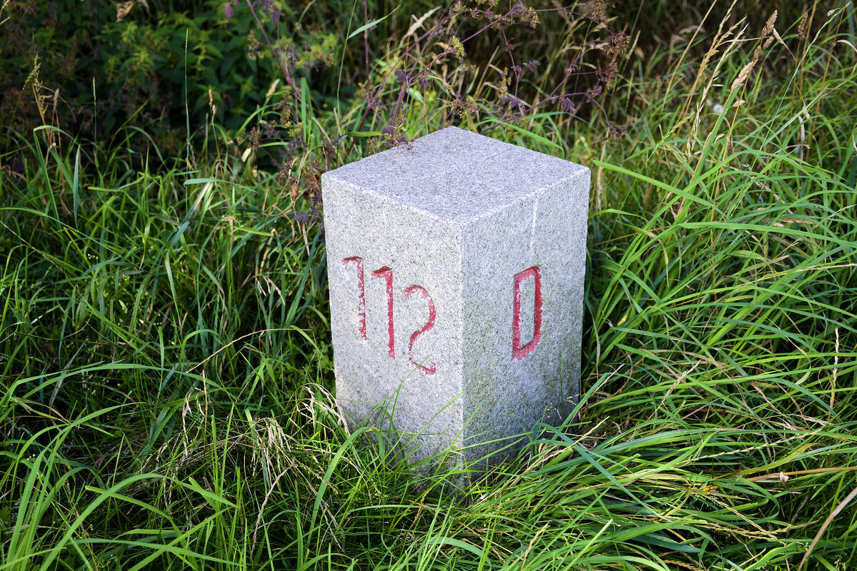 Grenzstein Nummer 112 am Grenzbergang Sofiedal/Fehle. D steht nicht fr Deutschland, sondern fr Dnemark. Aufnahme: 28. Juli 2023.