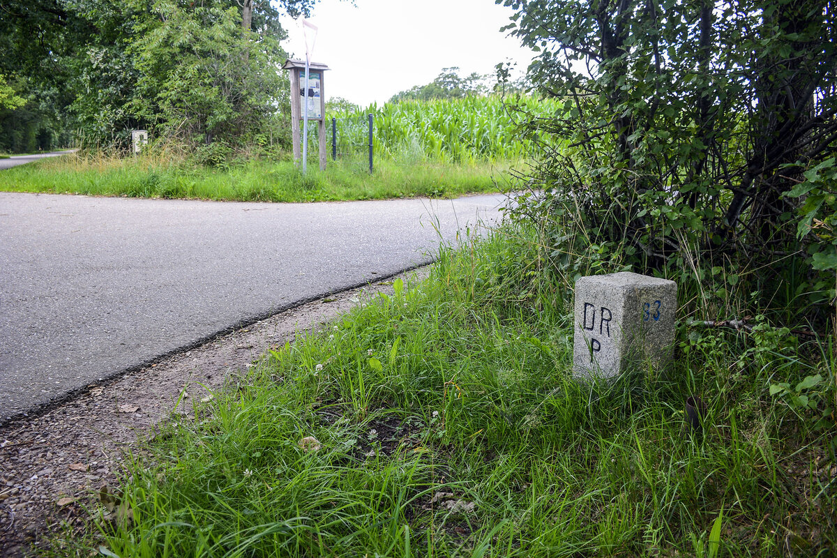 Grenzstein Nummer 83 an der deutsch-dnischen Grenz am Wilkjerweg (bei Ellund). Aufnahme: 28. Juli 2023.