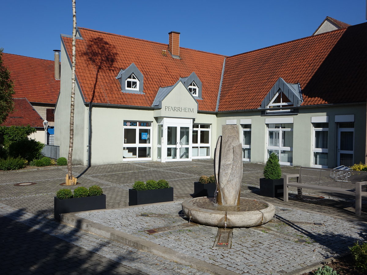 Grethal, Brunnen vor dem Pfarrheim in der Kirchstrae (27.05.2017)