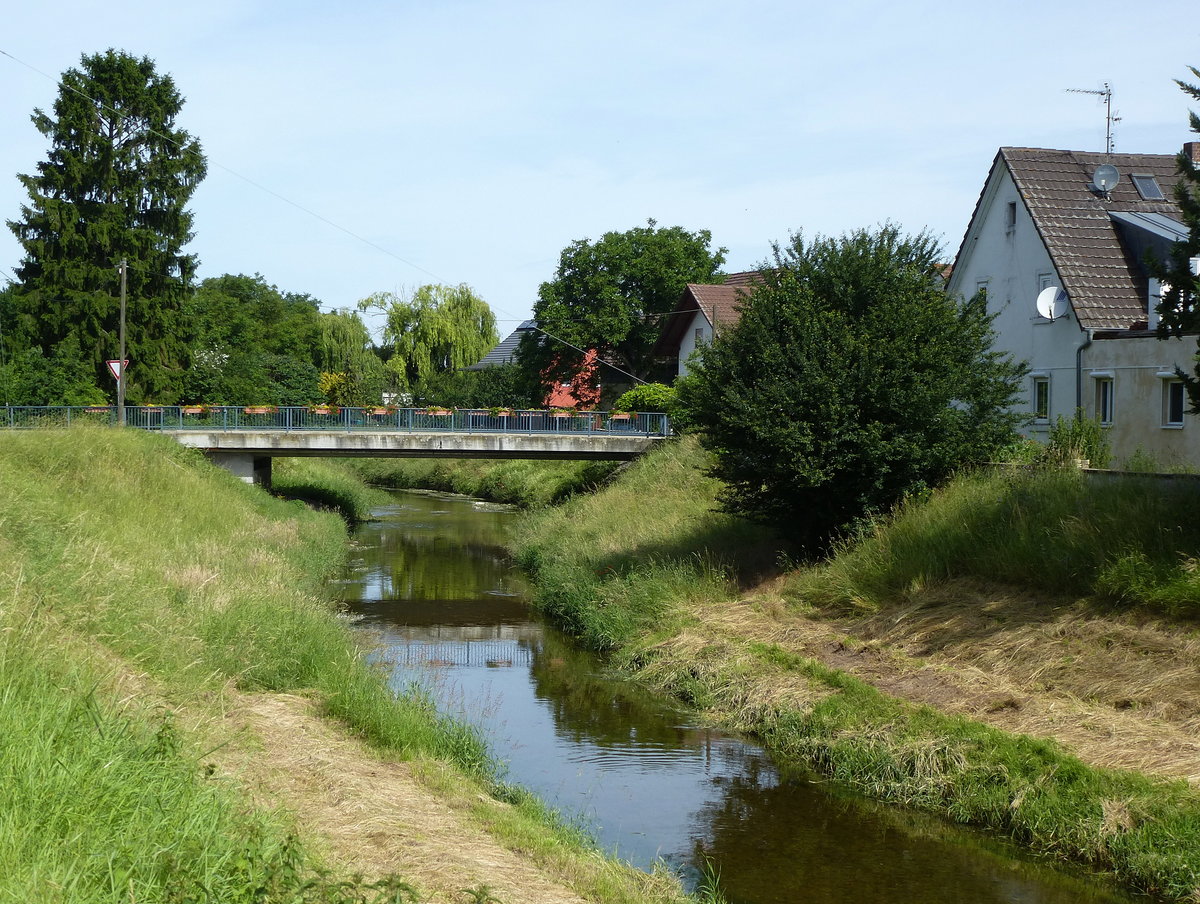 Grezhausen, die Straenbrcke ber die Mhlin, Juni 2017