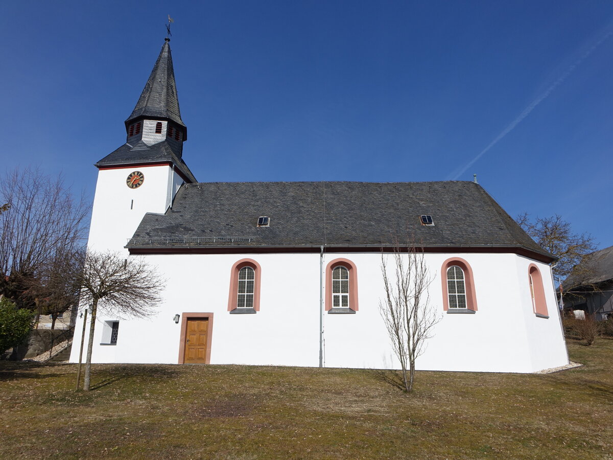 Griedelbach, evangelische Kirche, Westturm aus romanischer Zeit mit barockem Helmaufbau, Langhaus 17. Jahrhundert (12.03.2022)