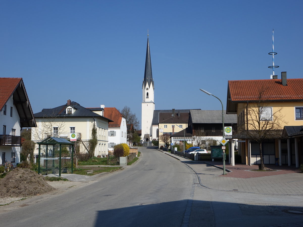 Griessttt, Pfarrkirche St. Johannes in der Kirchmaierstrae, Sptgotische Saalkirche mit leicht eingezogenem Chor und Westturm mit Spitzhelm, barocker Ausbau 1721 und 1775 (02.04.2017)