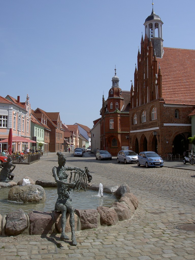 Grimmen, Brunnen und Rathaus am Markt, gotisches Rathaus erbaut im 14. Jahrhundert mit drei spitzbogigen Arkaden (22.05.2012)