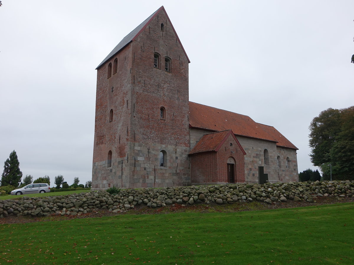 Grinderslev, romanische evangelische Kirche St. Peter aus Granitquadern, Langhaus erbaut 1478 (20.09.2020)