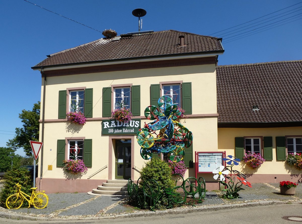 Griheim, das Rathaus von 1873-74, die Gemeinde im Markgrflerland wurde 1974 ein Ortsteil von Neuenburg am Rhein, Sept.2017