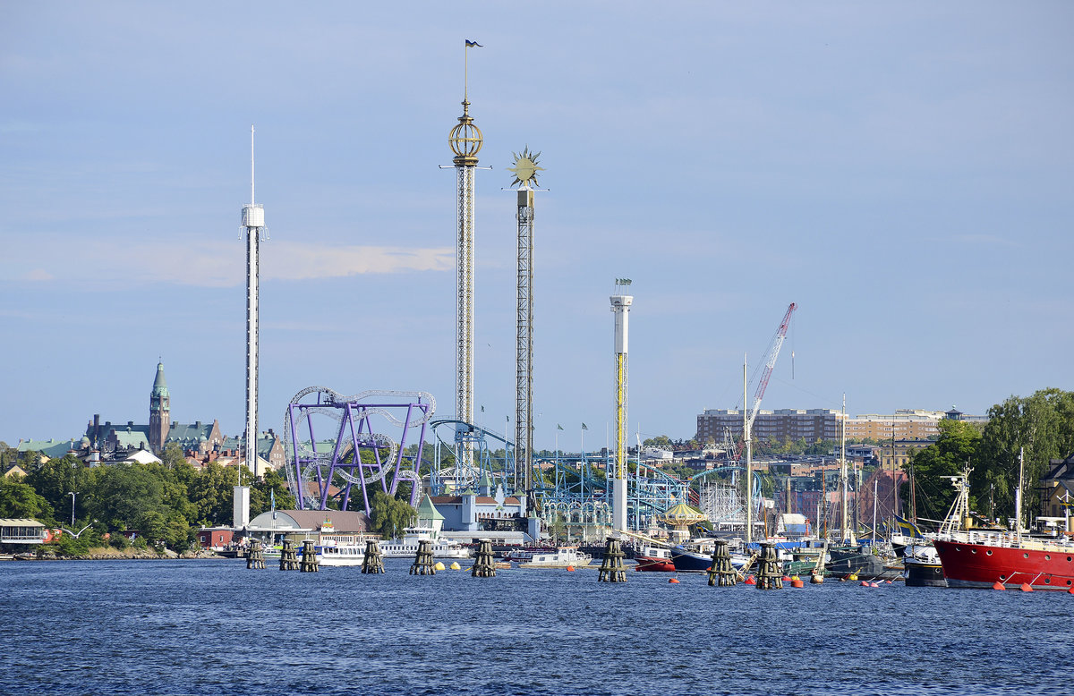 Grna Lund vom Skeppsholmen aus gesehen. Grna Lund in Stockholm ist Schwedens ltester Vergngungspark.Der Park l ockt jedes Jahr ber 1,3 Millionen Besucher nach Grna Lund. Damit ist Grna Lund eine der bestbesuchten Besucherattraktionen Schwedens.
Aufnahme: 26. Juli 2017.