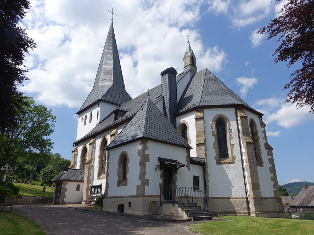 Gr�nebach, St. Lambertus Kirche, romanischer Wehrturm aus dem 13. Jahrhundert, neugotisches Kirchenschiff erbaut 1878 (25.06.2026)