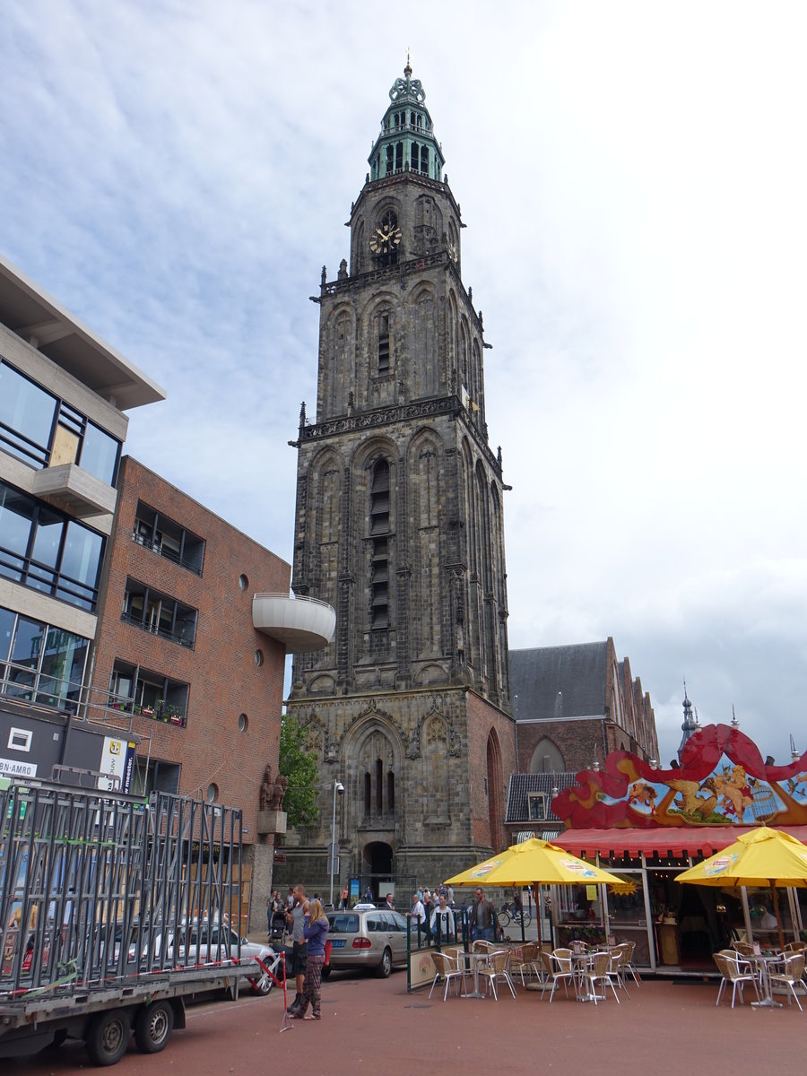 Groningen, niederl. Ref. St. Martini Kirche, romanisch-gotische Basilika, erbaut um 1230, sptgotische Umbauten im 15. Jahrhundert, Chor von 1425, Kirchturm erbaut von 1469 bis 1482 (27.07.2017)