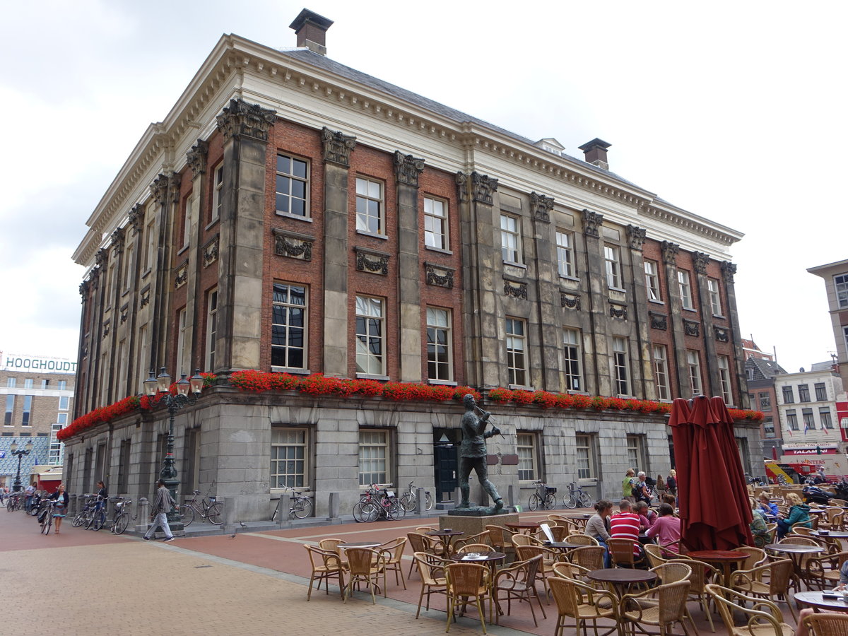 Groningen, Stadhuis am Grote Markt, neoklassizistisches Gebude erbaut von 1802 bis 1810 durch Jacob Otten Jusly (27.07.2017)