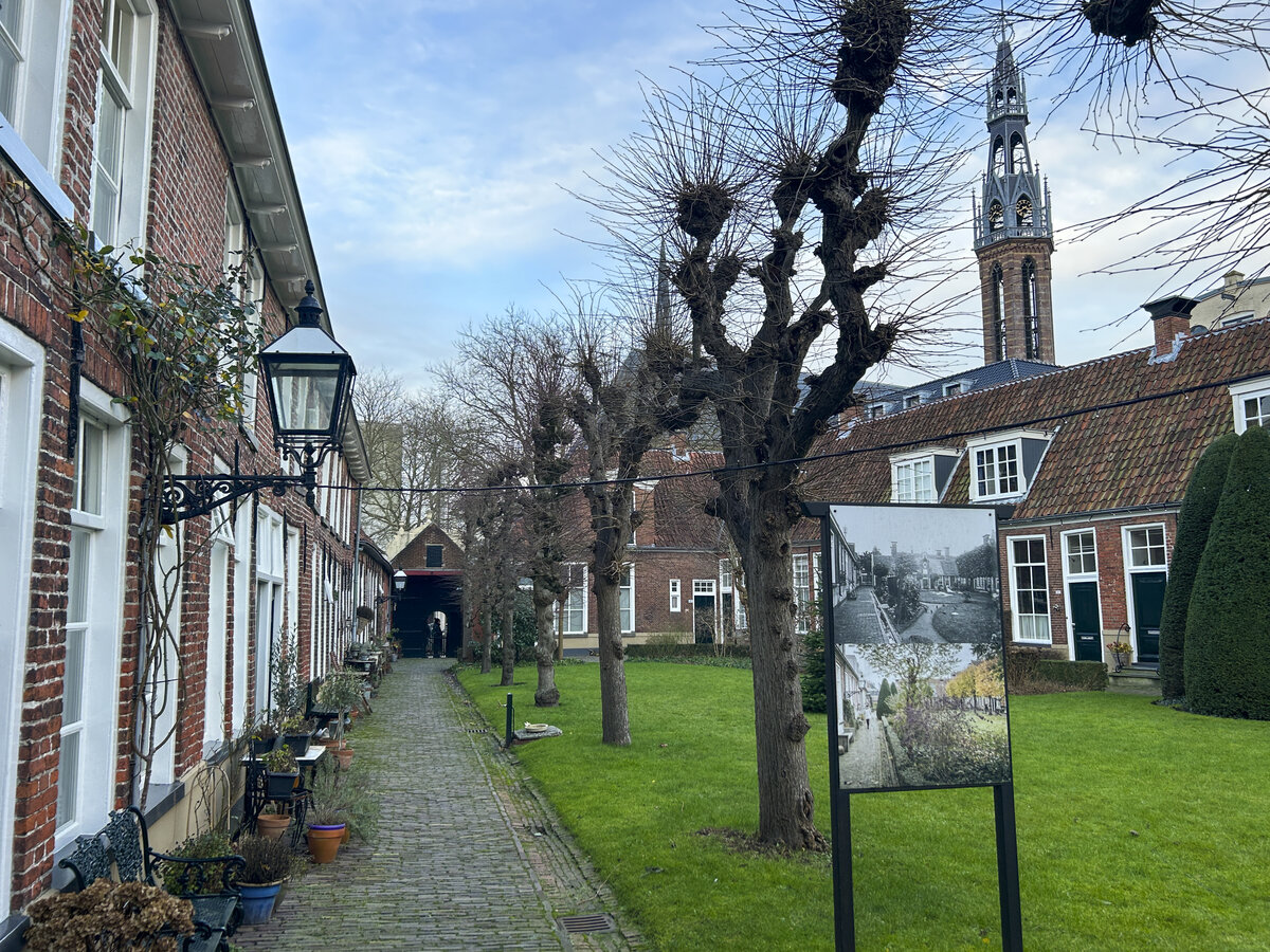 Groninger Hofje mit Pepergasthuiskerk im Hintergrund. Aufnahme: 29. Dezember 2023.