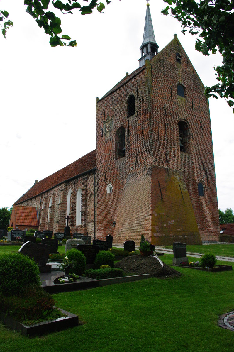 Groothusen, Ev. Pfarrkirche St. Petrus, frühgotischer einschiffiger Saalbau, erbaut um 1200 (26.05.2011)