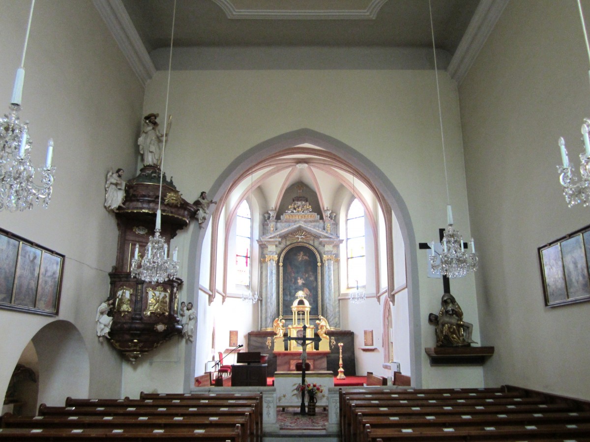 Gross, Hochaltar und Kanzel der St. Veit Kirche (19.04.2014)