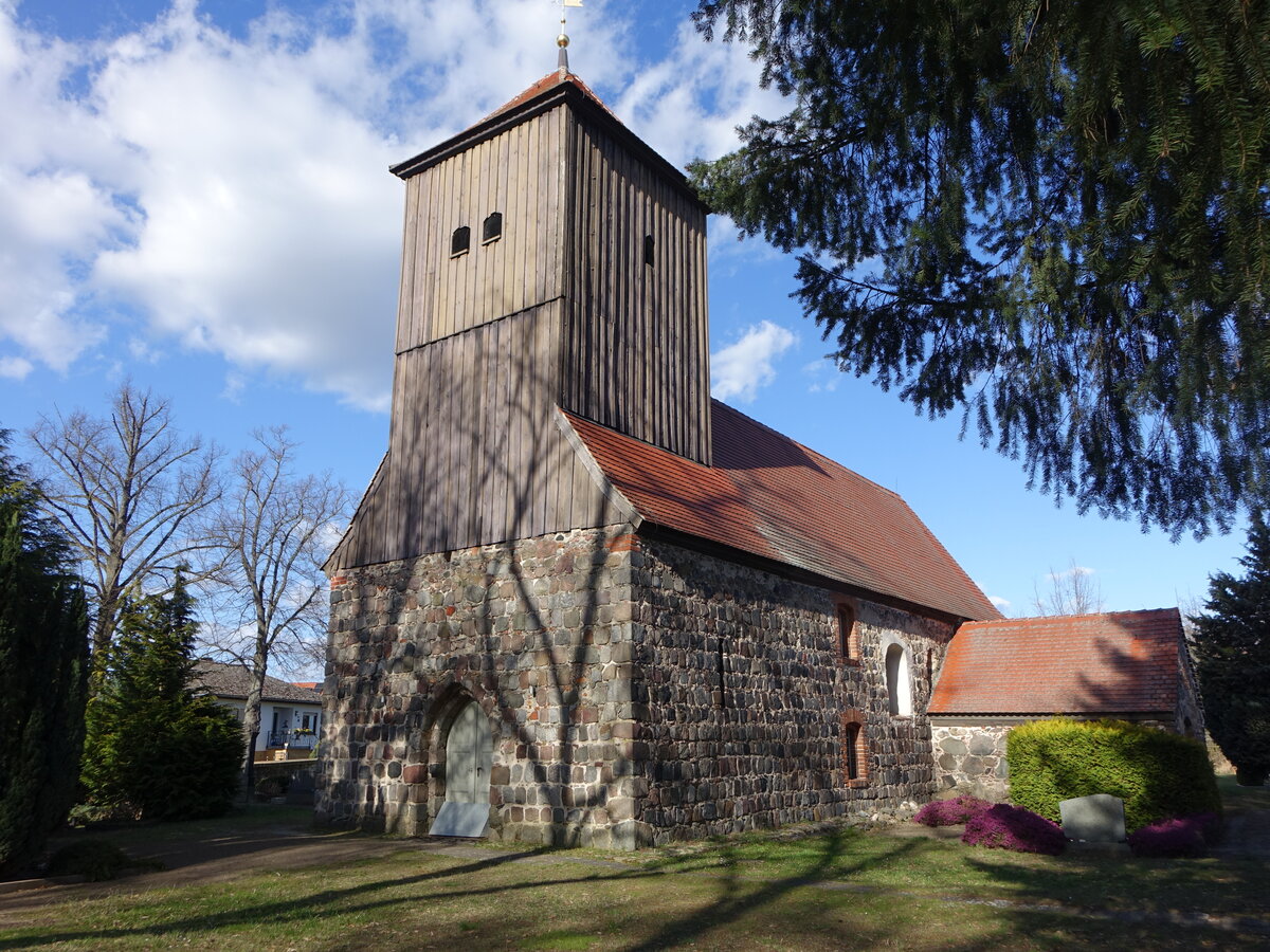 Gro� Kienitz, evangelische Dorfkirche, erbaut im 13. Jahrhundert, Dachturm von 1737 (06.04.2026)