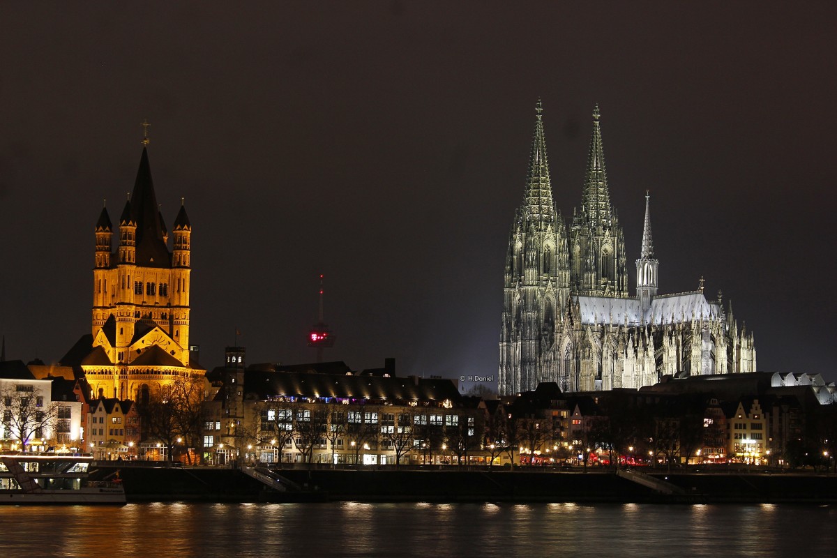 Groß St. Martin Kirche und der Kölner Dom am Abend in Köln, am 29.12.2015.