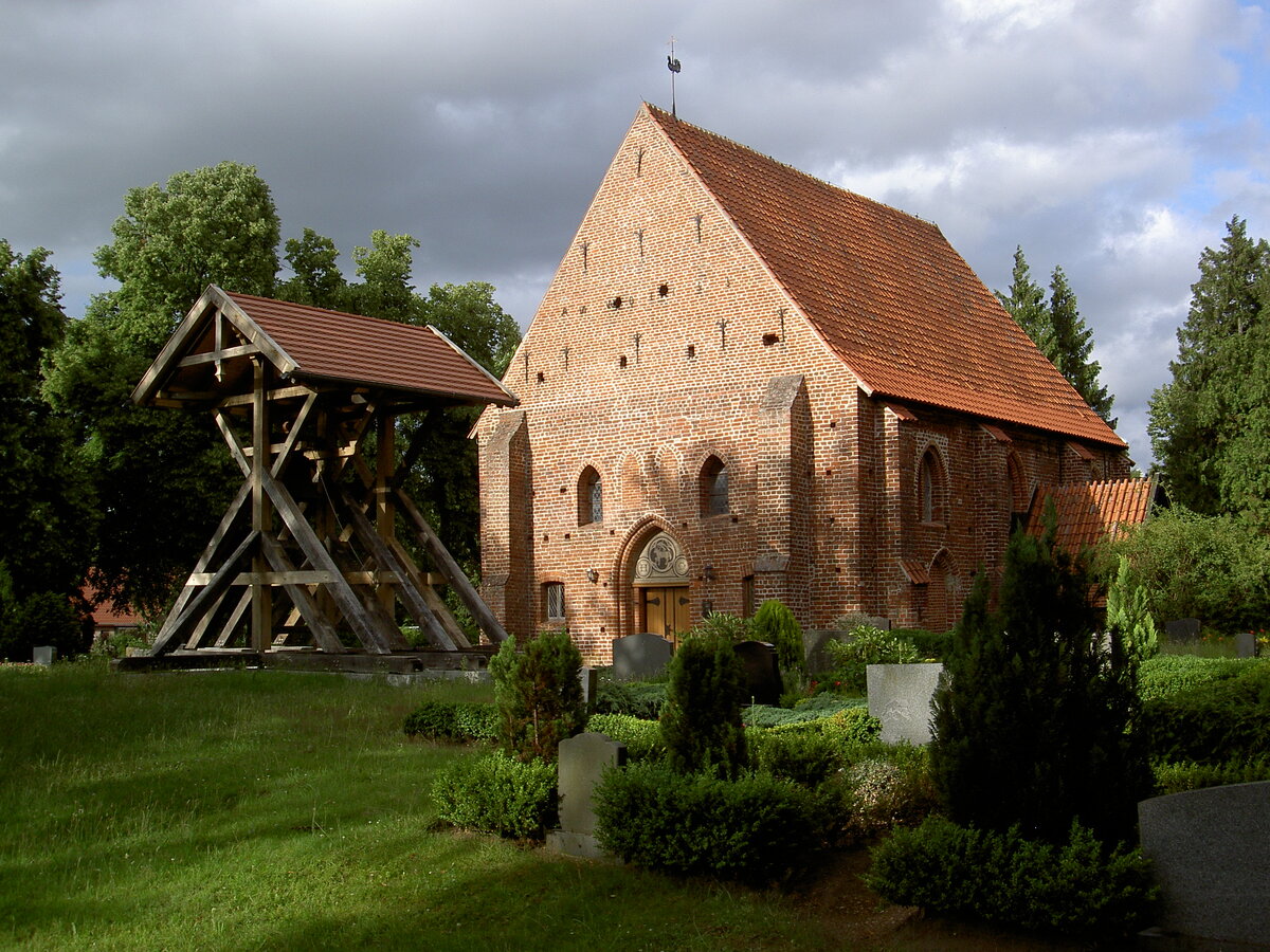 Gro-Trebbow, evangelische Dorfkirche, erbaut um 1400 (12.07.2012)