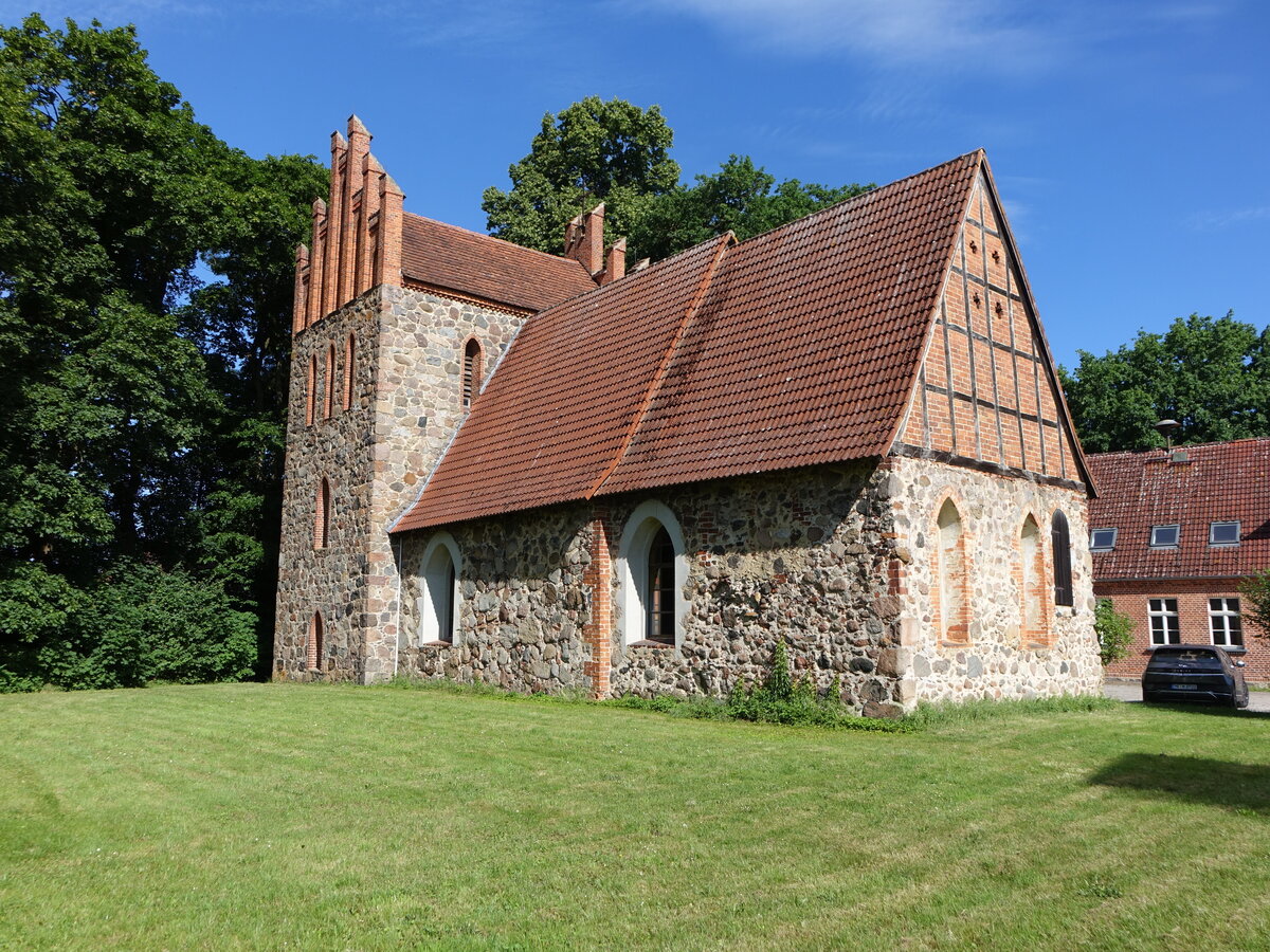 Gro� Warnow, evangelische Kirche, Feldsteinkirche von 1865 (23.06.2026)