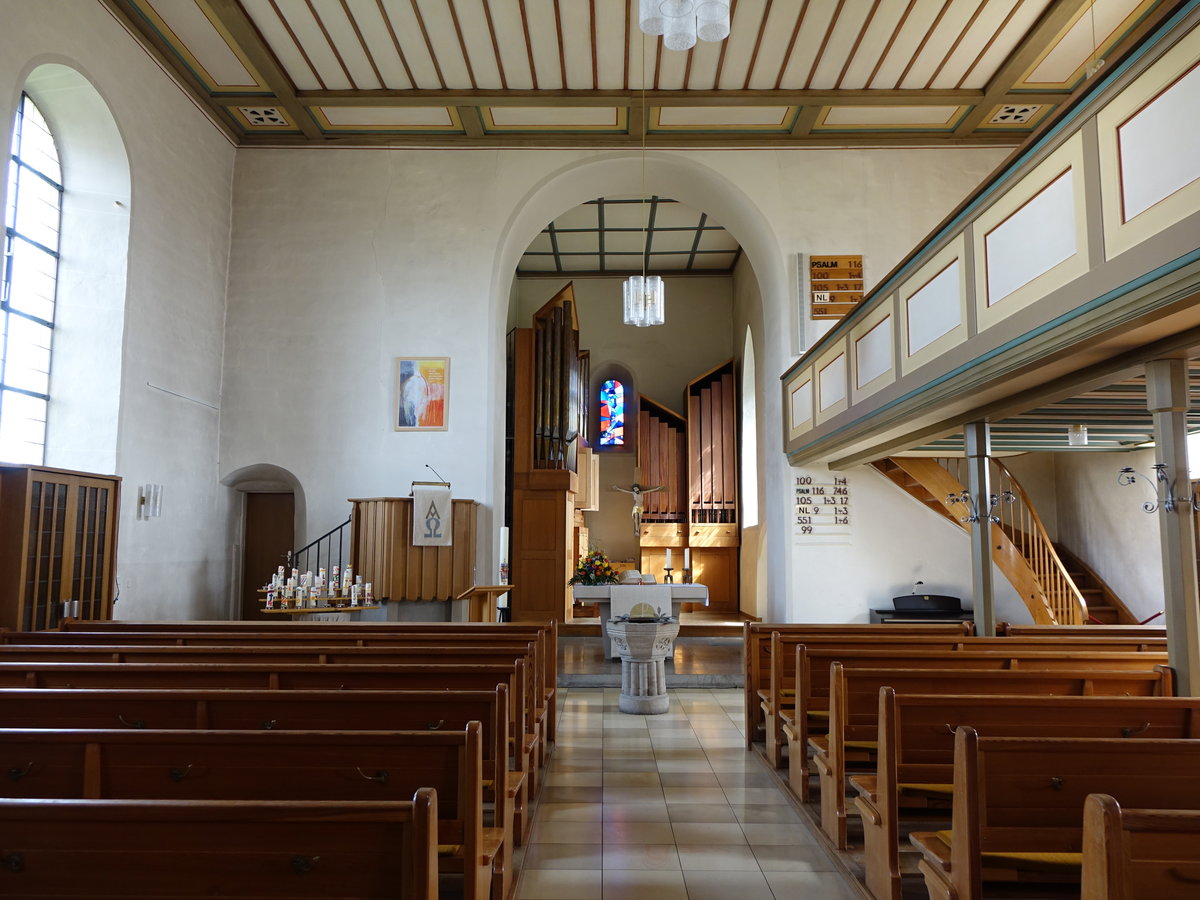 Grossaspach, Innenraum der Ev. St. Juliana Kirche mit Taufstein aus dem 15. Jahrhundert (03.04.2016)