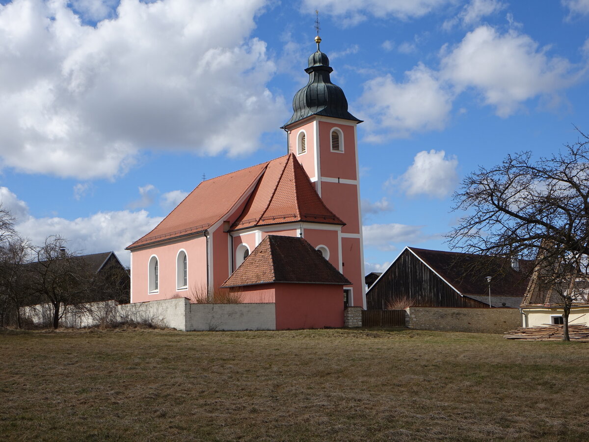 Groberghausen, Pfarrkirche Hl. Dreifaltigkeit, Saalbau mit eingezogenem Polygonalchor und Chorflankenturm, erbaut im 17. Jahrhundert (05.03.2017)