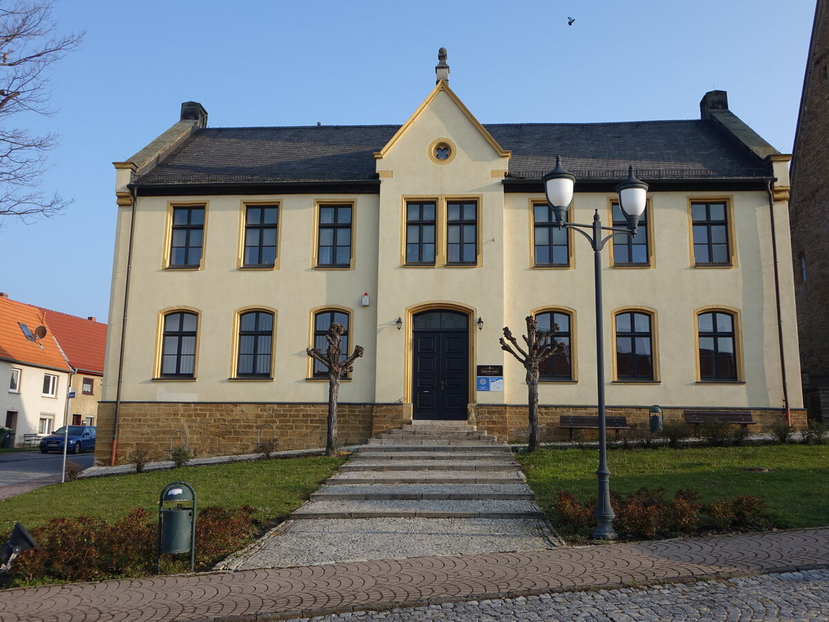 Grobrembach, Pfarrhaus mit Standesamt am Platz der Republik (09.04.2023)