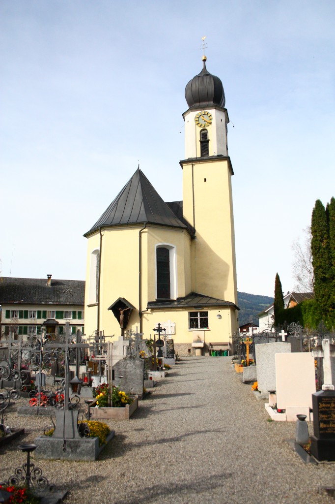 Grossdorf bei Egg, Pfarrkirche St. Josef, erbaut von 1760 bis 1762 durch Kaspar Waldner, 1862 nach Westen erweitert, Nordturm mit Zwiebelhelm (12.10.2014)