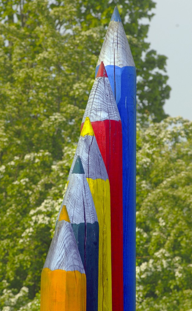 Groe Bleistiften aus Holz an der dnischen Schule in Schafflund westlich von Flensburg. Aufnahme: Mai 2012.