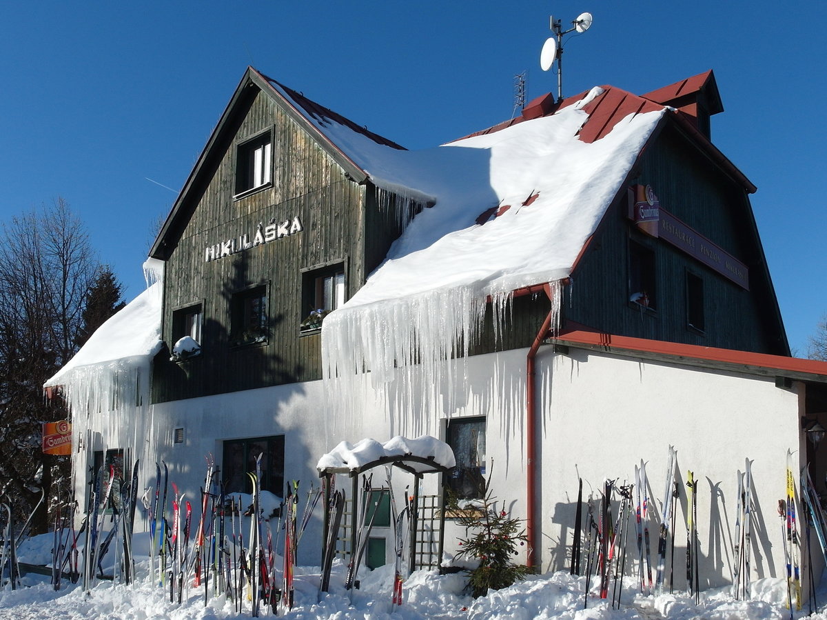 Groe Eiszapfen an der Horska Chata (Bergbaude) Mikulaka am Niklasberger Kreuz (Erzgebirgskamm Nhe Mikulov / Nordbhmen), 21.01.2017
