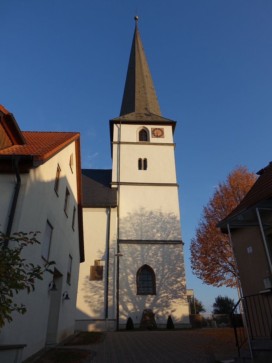 Groeibstadt, kath. Pfarrkirche St. Johann Baptist, Chorturm mit Spitzhelm, erbaut von 1611 bis 1614 (16.10.2018)