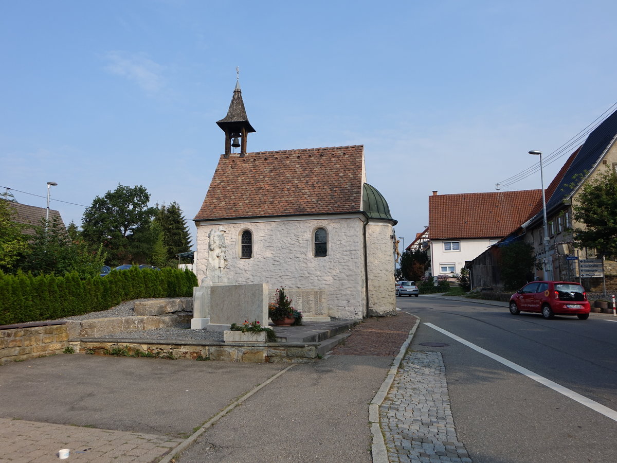 Grosselfingen, Kapelle St. Wendelin, verputzter Saalbau mit halbrunder, eingezogener Apsis und Dachreiter, erbaut 1737 (19.08.2018)