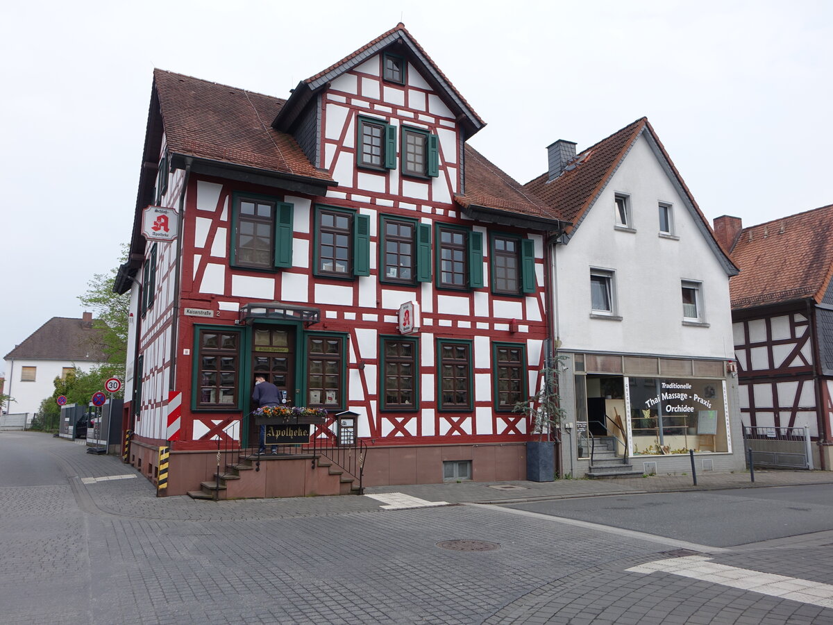 Groen-Buseck, Fachwerkgebude der Apotheke in der Kaiserstrae (30.04.2022)