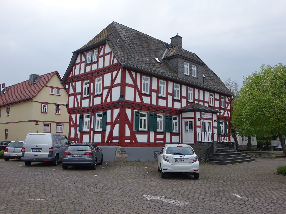 Groen-Buseck, Fachwerkrathaus am Anger, erbaut im 17. Jahrhundert (30.04.2022)