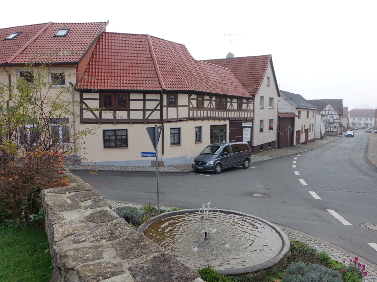 Groenlupnitz, Brunnen und Fachwerkhuser in der Eichelgasse (12.11.2022)
