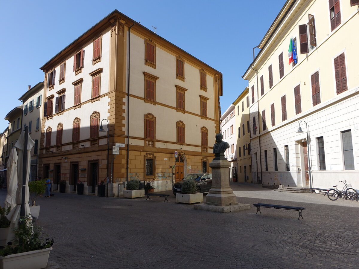 Grosseto, Gebäude und Denkmal an der Piazza Ettore Socci (22.05.2022)