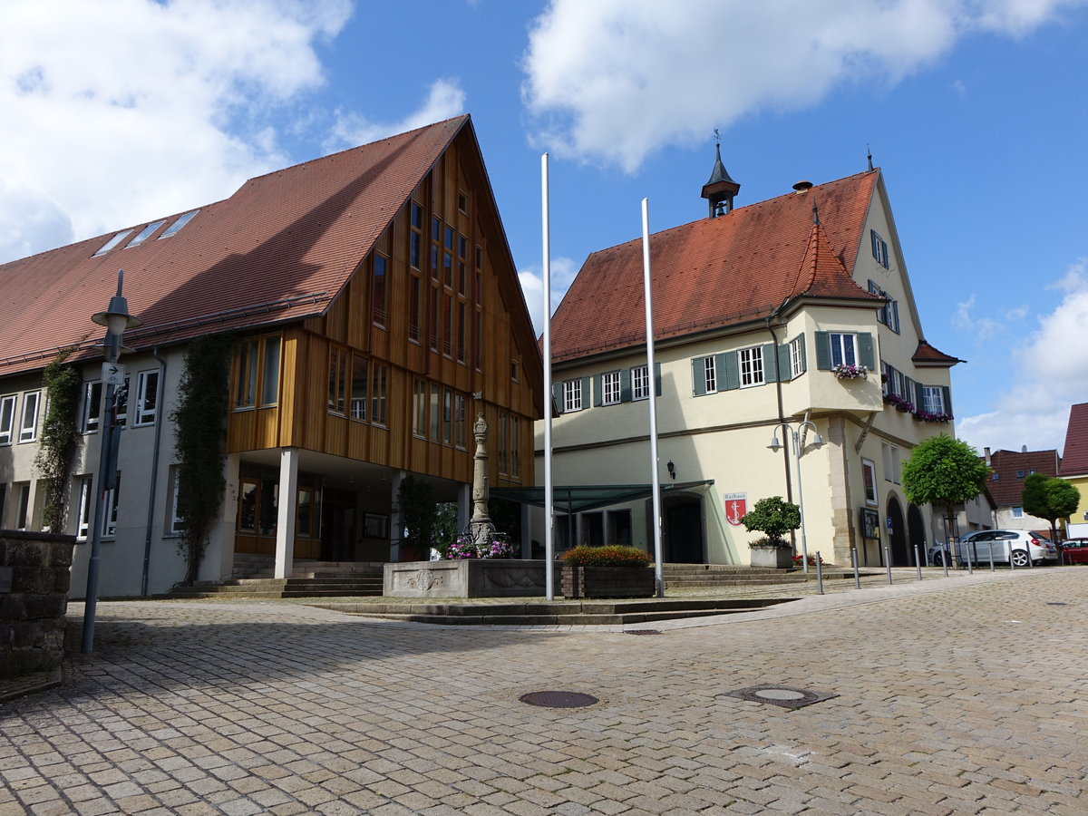 Groingersheim, das alte Rathaus ist ein ehemaliger Pfleghof des Frauenklosters Pforzheim, erbaut 1570 (26.06.2016)