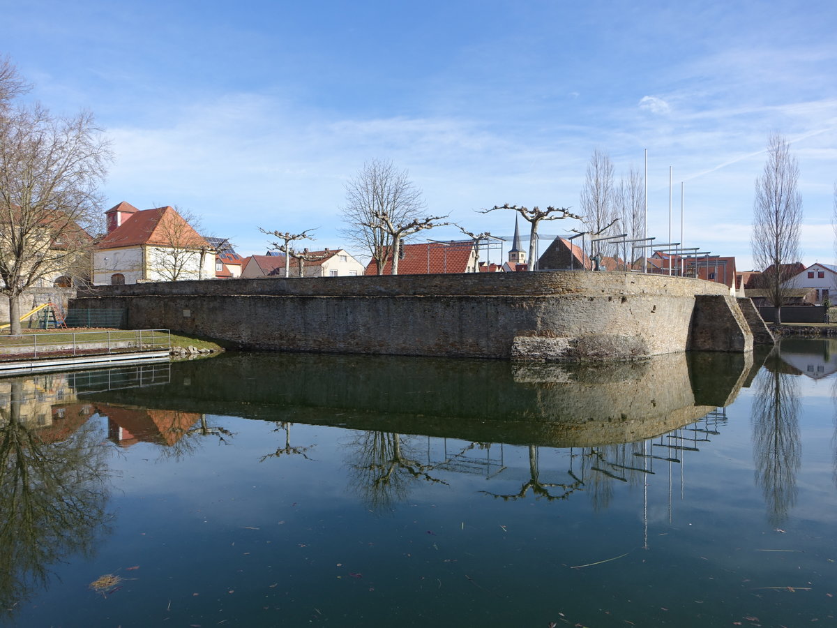 Grolangheim, ehem. Wasserburg im Schlohof, sptmittelalterliche Quadratische Anlage mit Wassergraben (11.03.2018)
