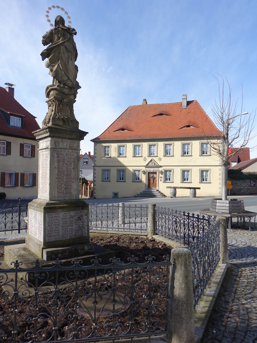 Grolangheim, Kriegerdenkmal mit Immaculata-Figur und Weingut Patrizierhof an der Hauptstrae (11.03.2018)