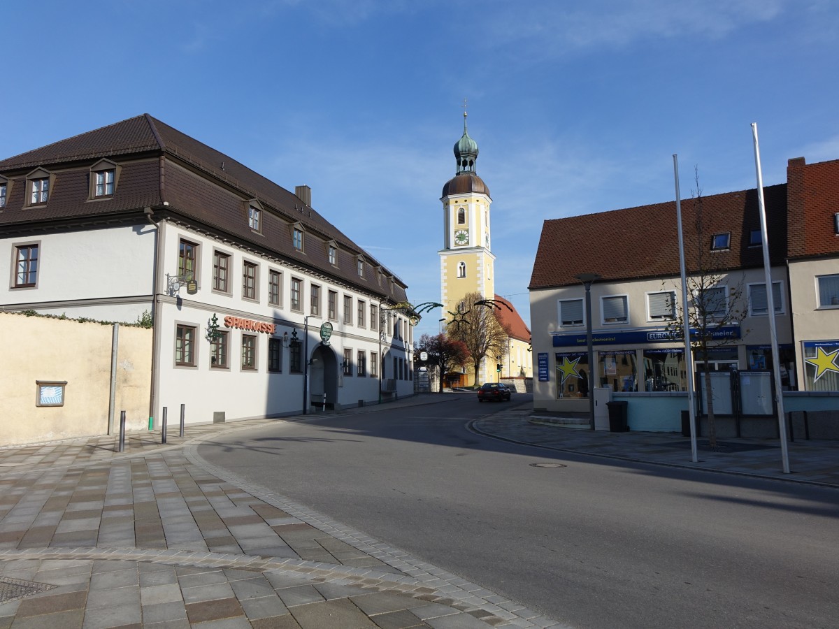 Gromehring, Pfarrkirche zu unserer lieben Frau und Sparkasse am Marienplatz (25.12.2015)