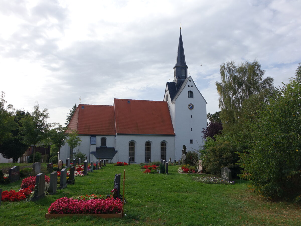 Groschirma, evangelische Kirche, Saalkirche mit sptromanischem Wehrturm, erbaut um 1200, Chor 15. Jahrhundert, Kirchenschiff erbaut im 16. Jahrhundert (18.09.2023)