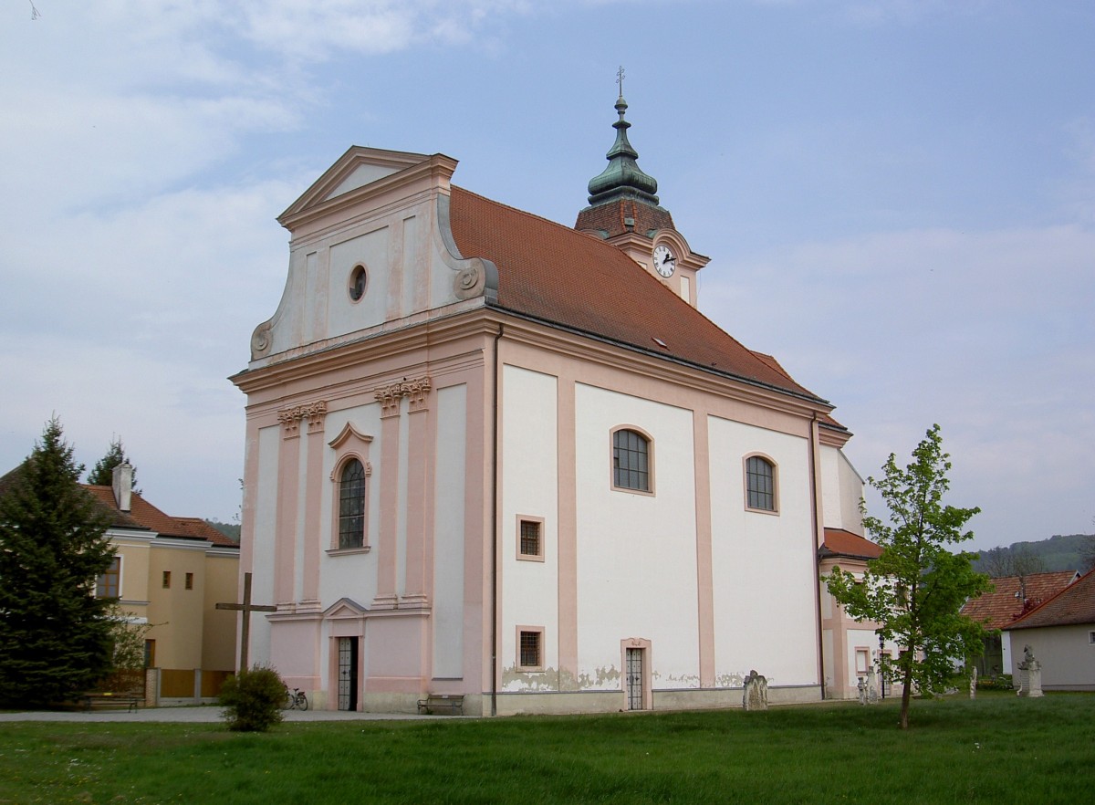 Grostelzendorf, St. Andreas Kirche, sptbarock, erbaut von Johann Lucas von Hildebrandt, gotischer Nordturm von der Vorgngerkirche (19.04.2014)