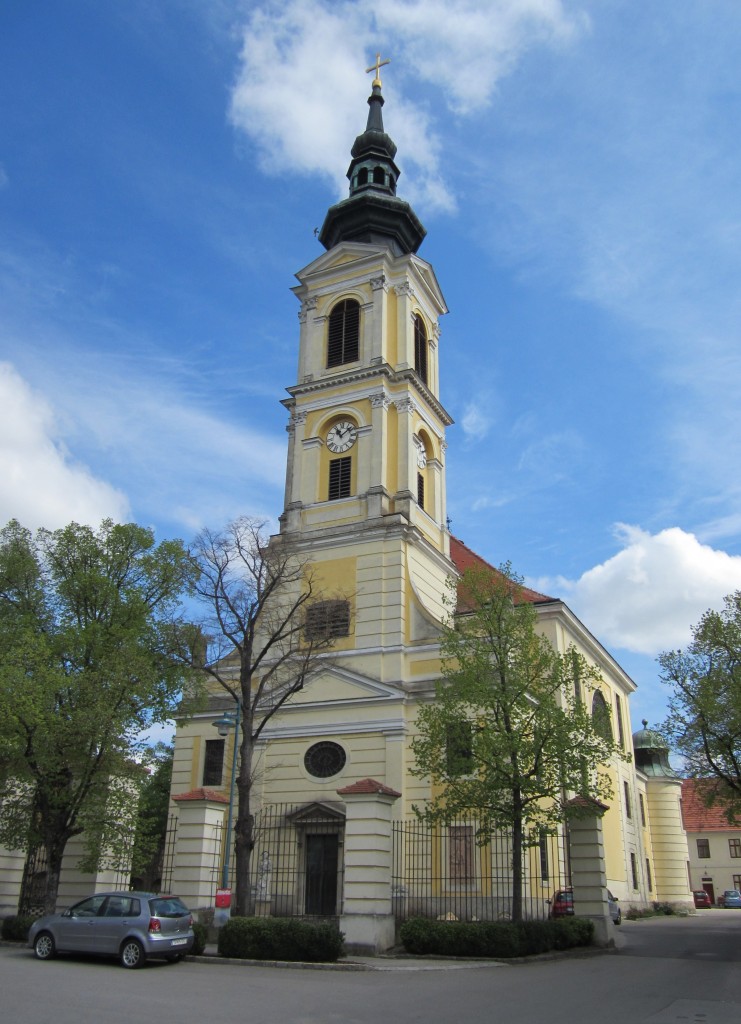 Großweikersdorf, St. Georg Kirche, erbaut von 1733 bis 1740 durch Joseph Emanuel 
Fischer von Erlach, neobarocker Kirchturm von Leopold Ernst (20.04.2014)