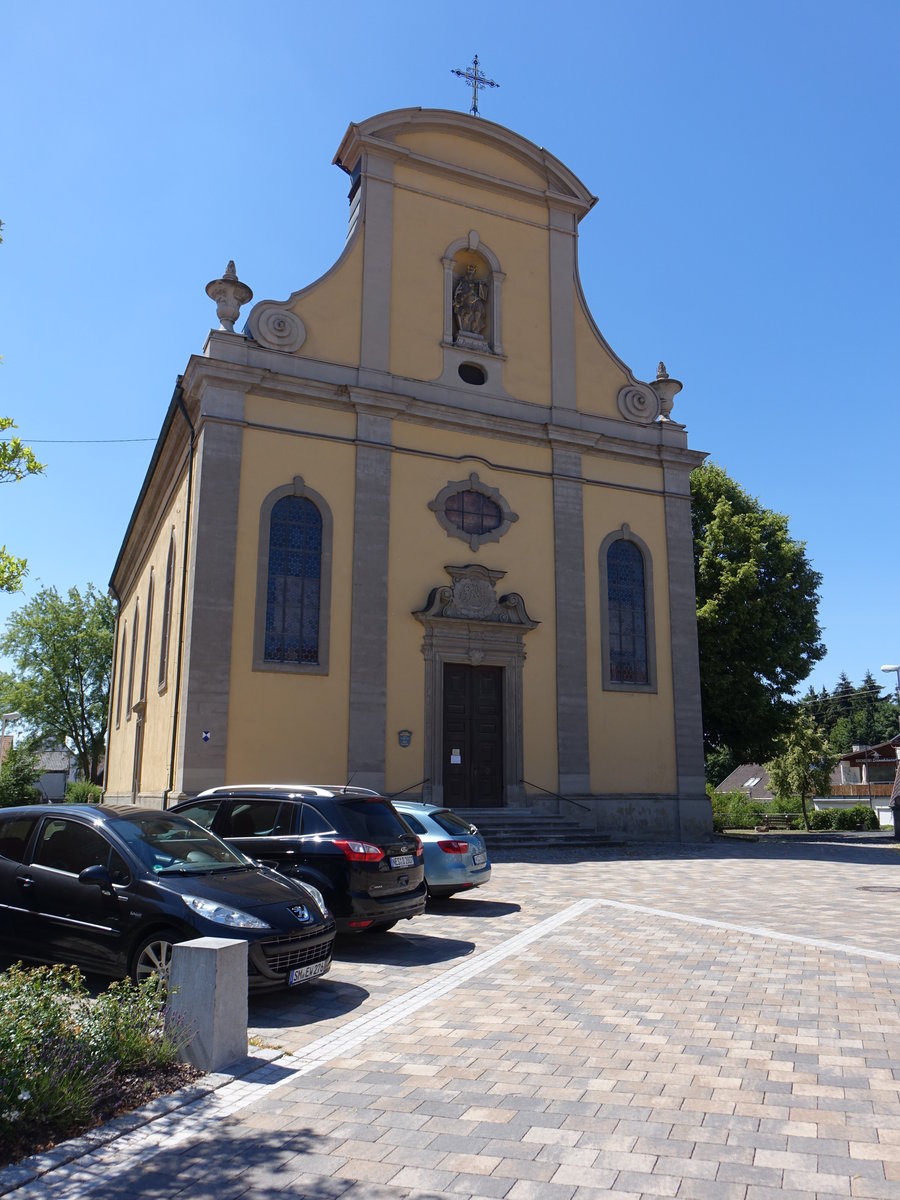 Growenkheim, kath. Pfarrkirche Maria Himmelfahrt, Saalbau mit eingezogenem Chor, Chor und Langhaus erbaut von 1765 bis 1772, barocke Ostfassade (07.07.2018)