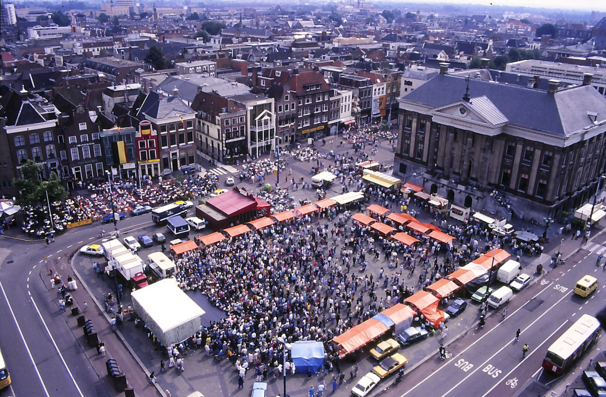 Grote Markt und Stadhuis Groningen vom Martinitoren aus gesehen. Aufnahme: Juni 1988 (Bild vom Dia).