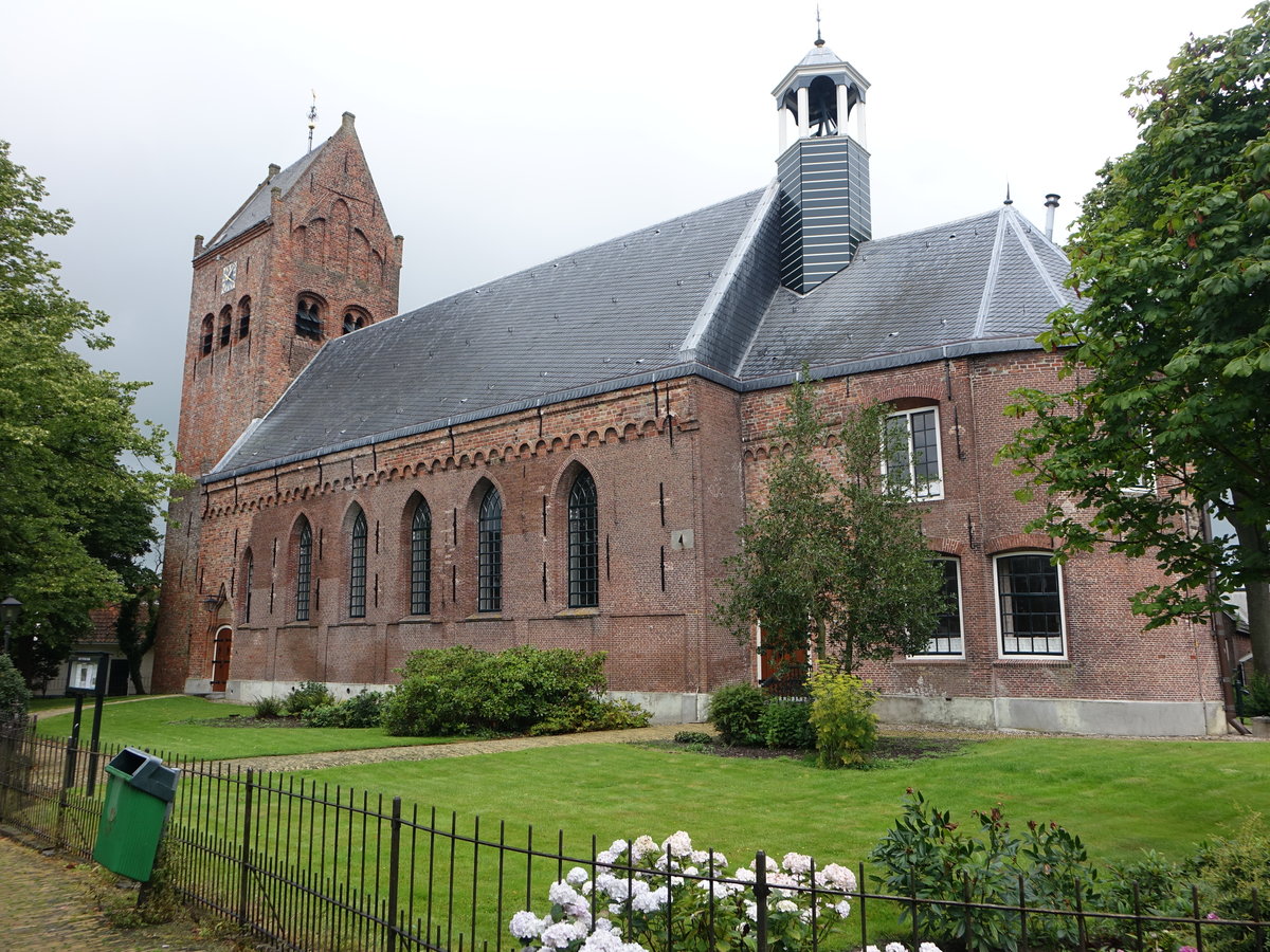 Grouw, niederl. Ref. Pieterskerk, erbaut im 12. Jahrhundert, Satteldachturm 15. Jahrhundert (25.07.2017)