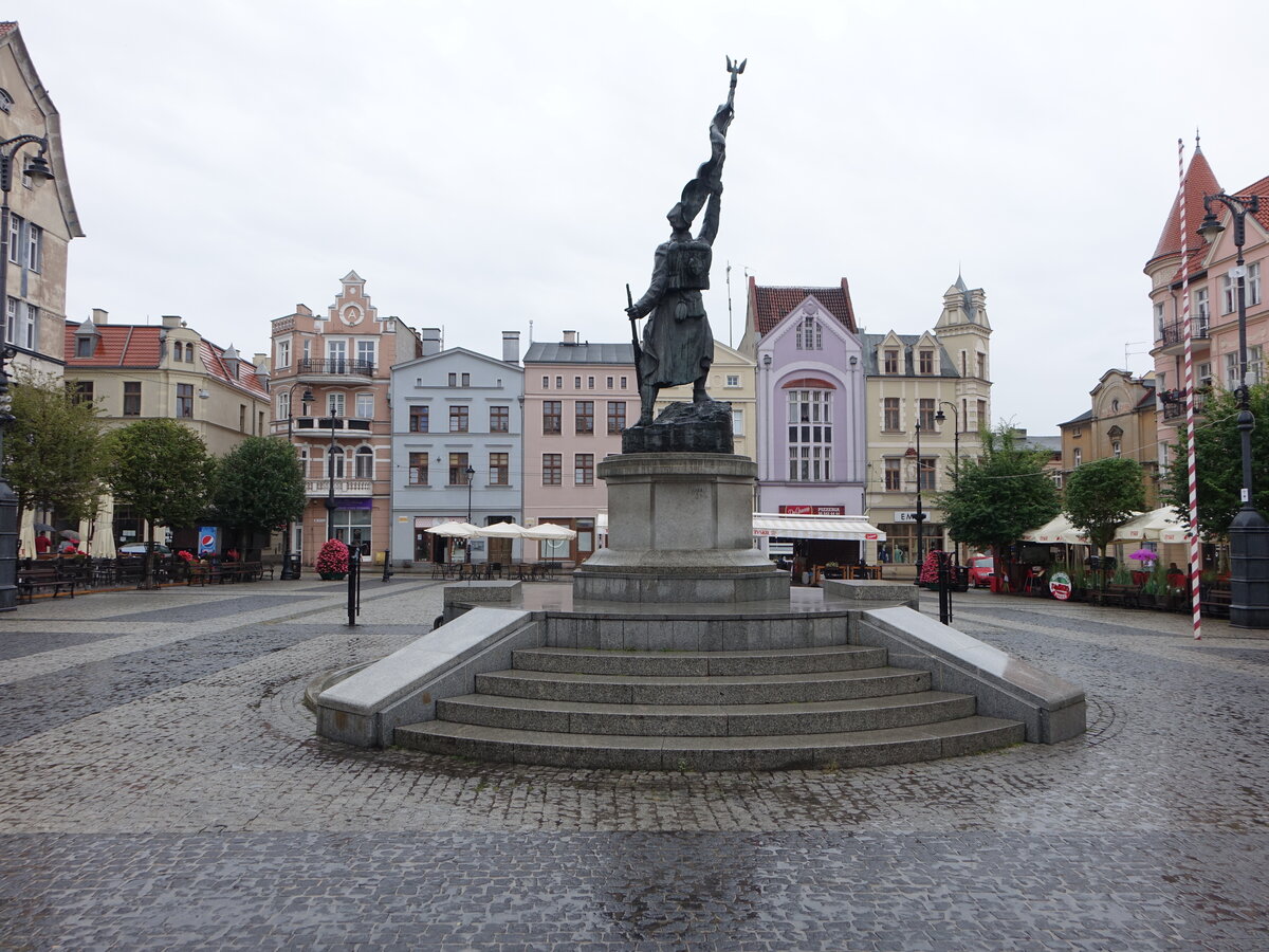 Grudziadz / Graudenz, Denkmal und Huser am Rynek Platz (06.08.2021)